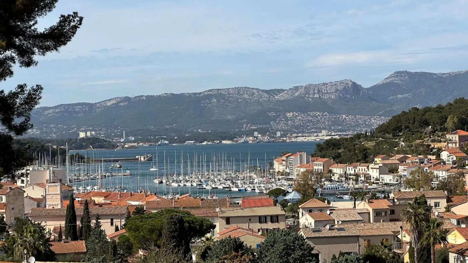 Apartment Grand T2 Avec Loggia Et Terrasse A Proximite Du Port De Saint Mandrier Et Des Plages