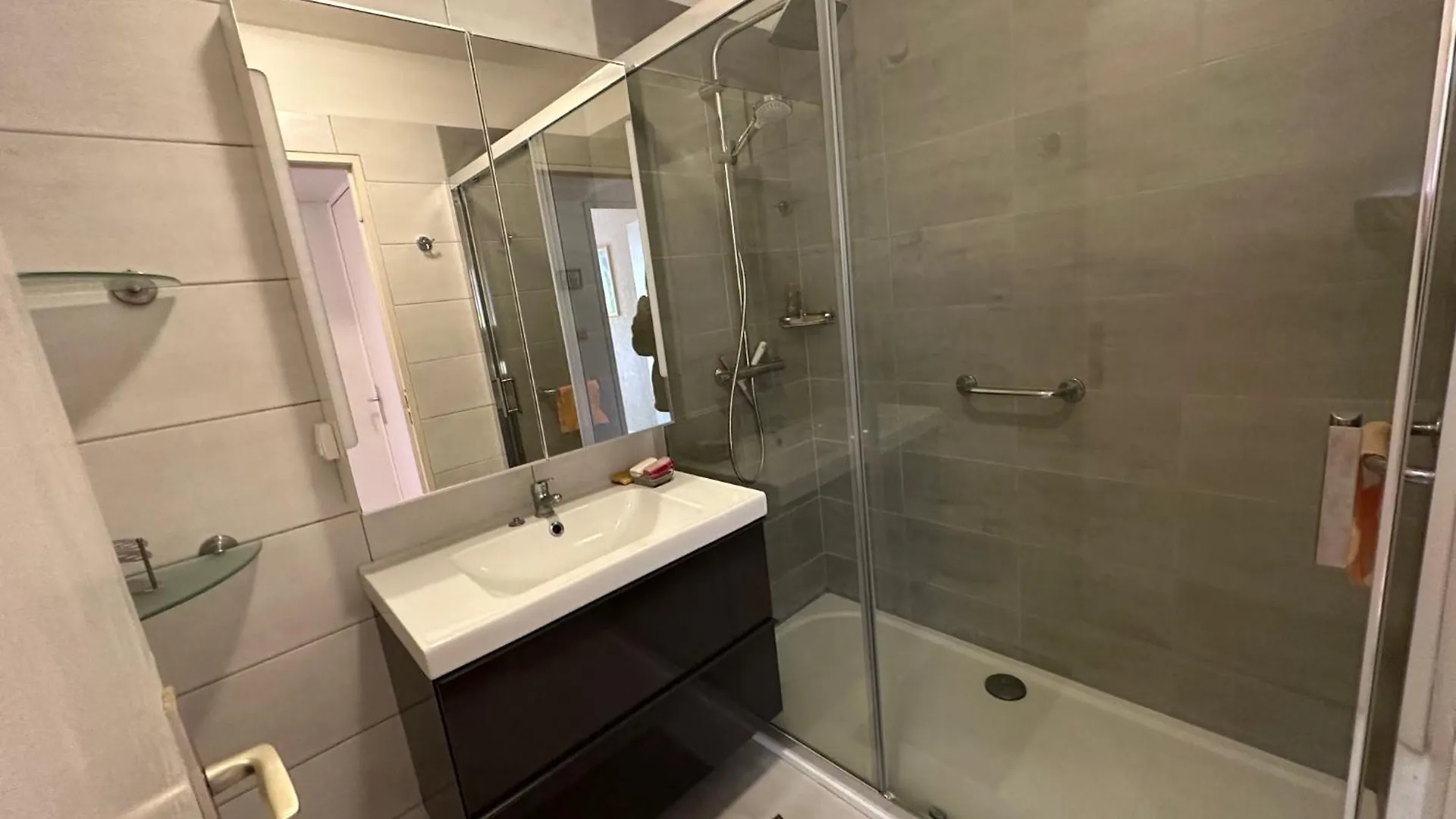 Apartment Grand T2 Avec Loggia Et Terrasse A Proximite Du Port De Saint Mandrier Et Des Plages